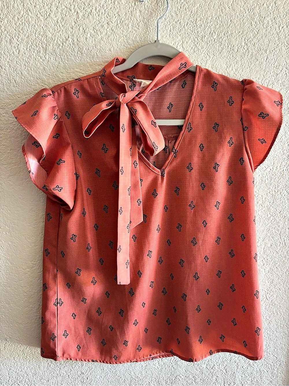 MINE Bow Neck Ruffle Sleeve Blouse in Salmon Pink with Cactus print Size Medium